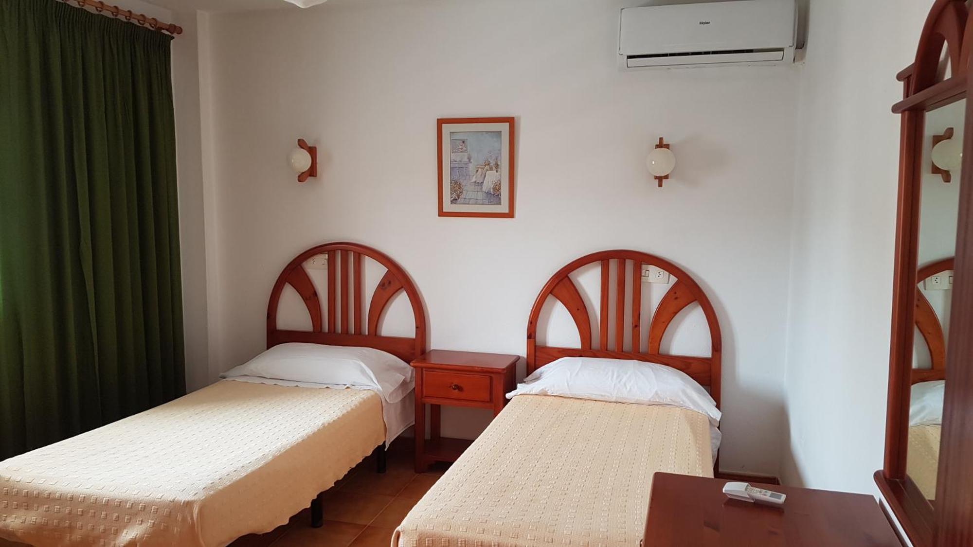 Apartamentos Vista Al Puerto Сан-Антонио-Абад Экстерьер фото